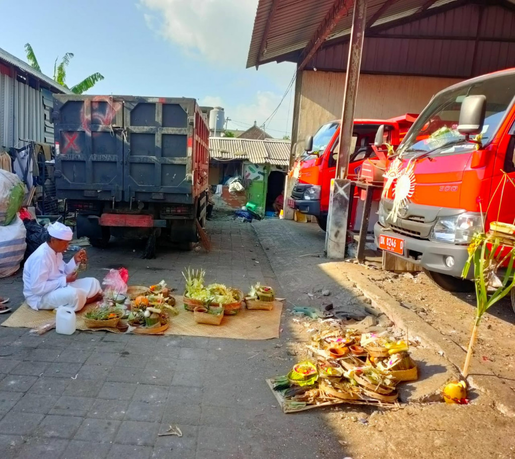 Upacara Pengulapan Truk Unit Jasa Kebersihan BUMDesa Tri Manunggal Jaya Dalung